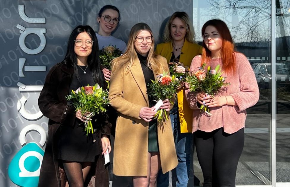 MDŽ v POČÍTÁRNĚ: Květiny, úsměvy a sladká radost pro naše zákaznice