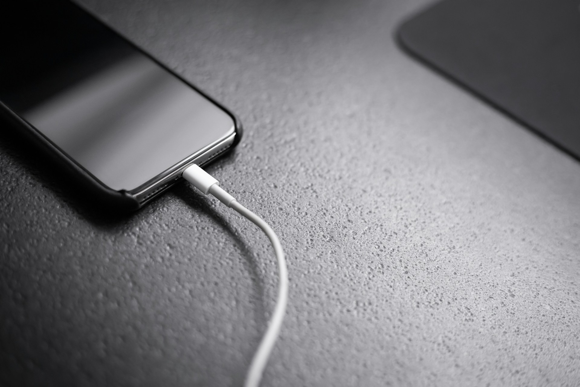 Nabíjíte svůj mobilní telefon správně?